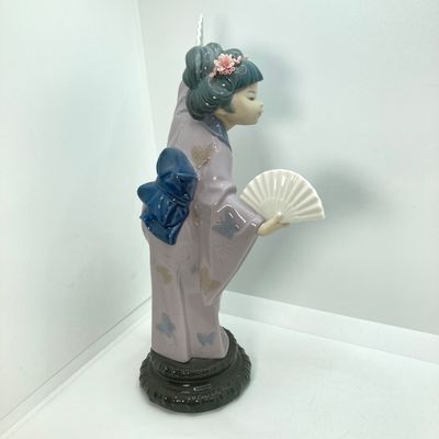 LOT 40: Vintage Lladro "Madame Butterfly" Porcelain Figurine No. 4991