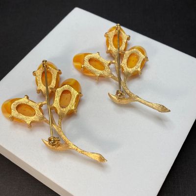 LOT 17: Collection of Vintage Brooches / Pins
