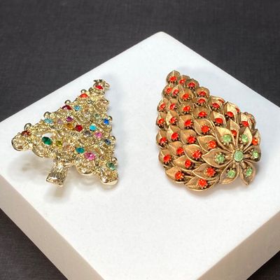 LOT 17: Collection of Vintage Brooches / Pins