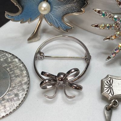 LOT 16: Large Collection of Vintage / MCM Silver Tone Brooches / Pins - Dodds, JJ and More