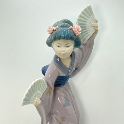 LOT 40: Vintage Lladro "Madame Butterfly" Porcelain Figurine No. 4991
