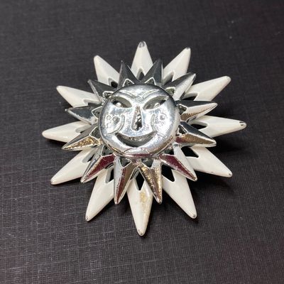 LOT 16: Large Collection of Vintage / MCM Silver Tone Brooches / Pins - Dodds, JJ and More