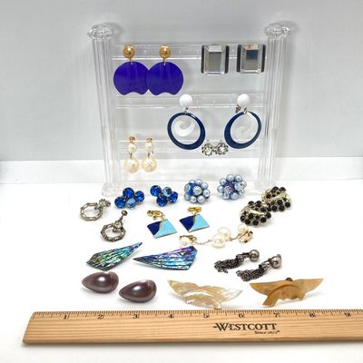 LOT 21: Vintage Clip-on Style Earrings - Richelieu and More