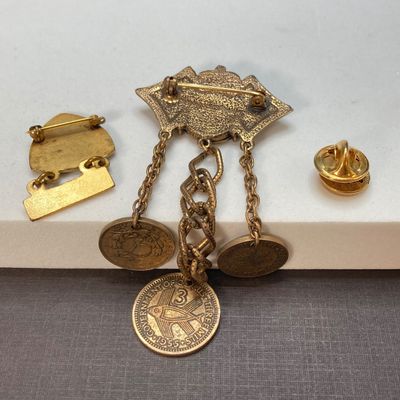 LOT 17: Collection of Vintage Brooches / Pins