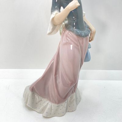 LOT 36: Retired Walking Figurine No. 5003