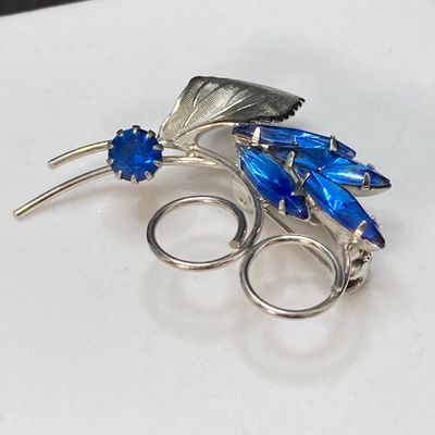LOT 16: Large Collection of Vintage / MCM Silver Tone Brooches / Pins - Dodds, JJ and More