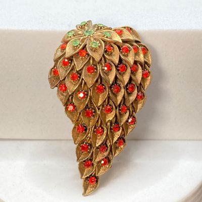 LOT 17: Collection of Vintage Brooches / Pins