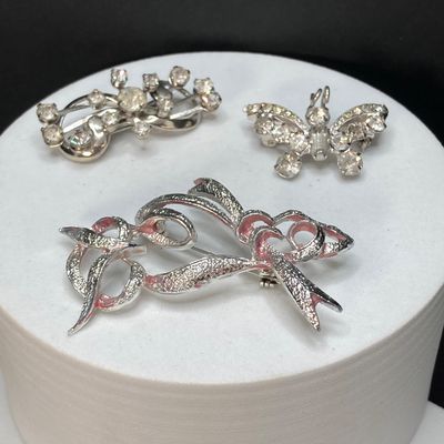 LOT 16: Large Collection of Vintage / MCM Silver Tone Brooches / Pins - Dodds, JJ and More