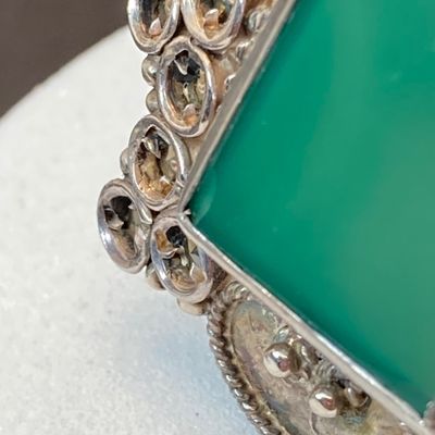 LOT 104: Antique 925 Brooch Pin with Green Stone - 8.2 gtw