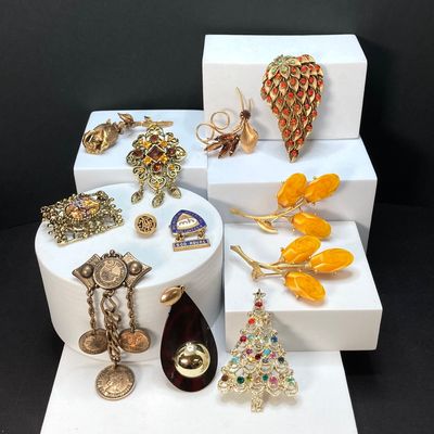 LOT 17: Collection of Vintage Brooches / Pins