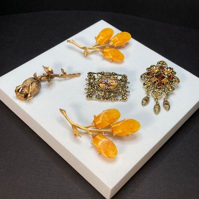 LOT 17: Collection of Vintage Brooches / Pins