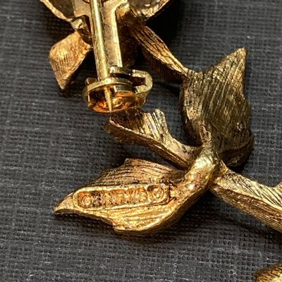 LOT 17: Collection of Vintage Brooches / Pins