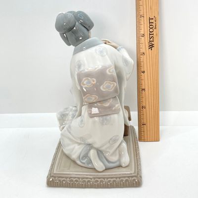 LOT 37: Lladro Figurine Japanese Girl Arranging Flowers No. 4840