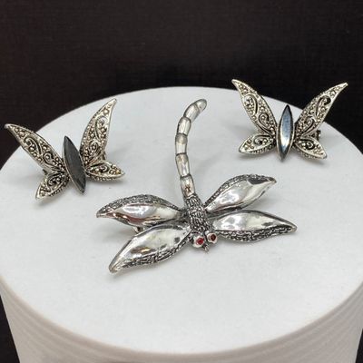 LOT 11: Silver Tone Vintage Brooch / Pin Collection - Dodds 11 West 30th St. Circa 1950's, JJ, Pewter and More