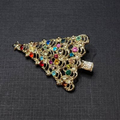 LOT 17: Collection of Vintage Brooches / Pins