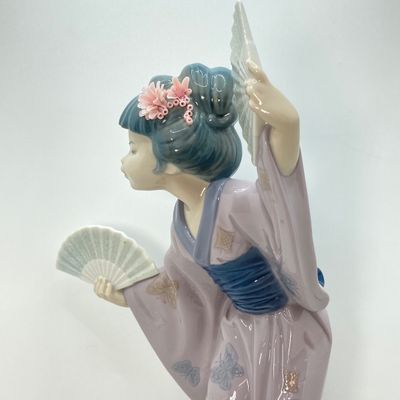 LOT 40: Vintage Lladro "Madame Butterfly" Porcelain Figurine No. 4991