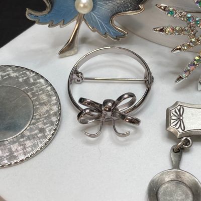 LOT 16: Large Collection of Vintage / MCM Silver Tone Brooches / Pins - Dodds, JJ and More