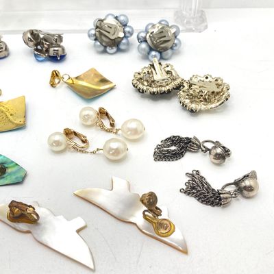 LOT 21: Vintage Clip-on Style Earrings - Richelieu and More