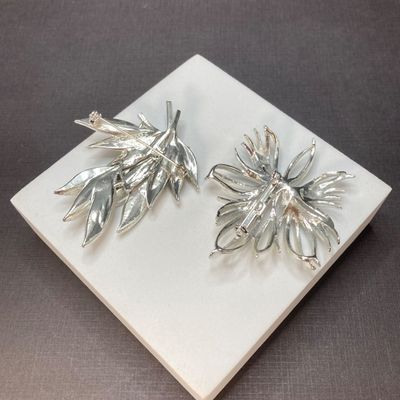 LOT 16: Large Collection of Vintage / MCM Silver Tone Brooches / Pins - Dodds, JJ and More