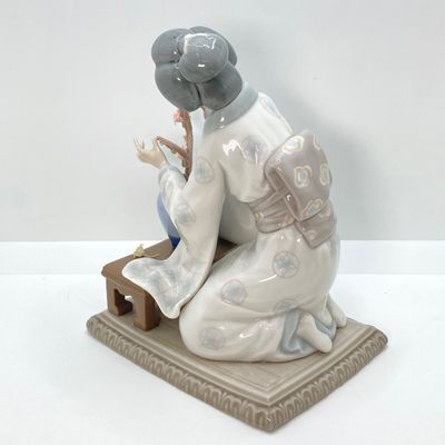 LOT 37: Lladro Figurine Japanese Girl Arranging Flowers No. 4840