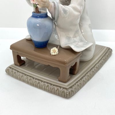 LOT 37: Lladro Figurine Japanese Girl Arranging Flowers No. 4840