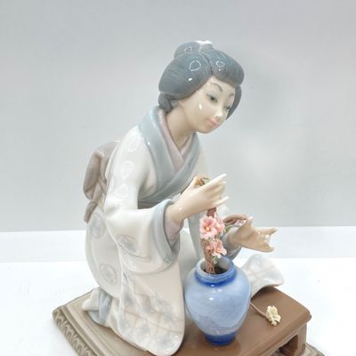 LOT 37: Lladro Figurine Japanese Girl Arranging Flowers No. 4840