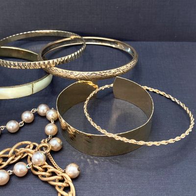 LOT 10: Large Collection of Assorted Style Gold Tone Bracelets