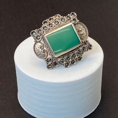 LOT 104: Antique 925 Brooch Pin with Green Stone - 8.2 gtw