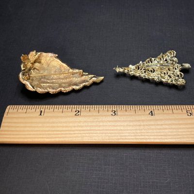 LOT 17: Collection of Vintage Brooches / Pins