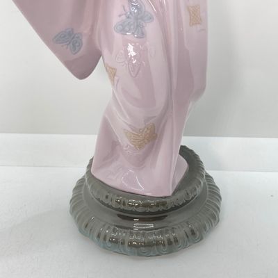 LOT 40: Vintage Lladro "Madame Butterfly" Porcelain Figurine No. 4991