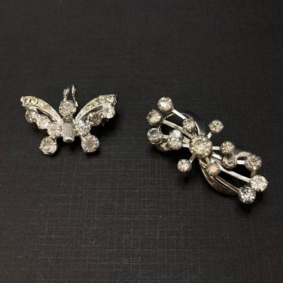 LOT 16: Large Collection of Vintage / MCM Silver Tone Brooches / Pins - Dodds, JJ and More