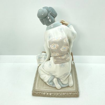LOT 37: Lladro Figurine Japanese Girl Arranging Flowers No. 4840