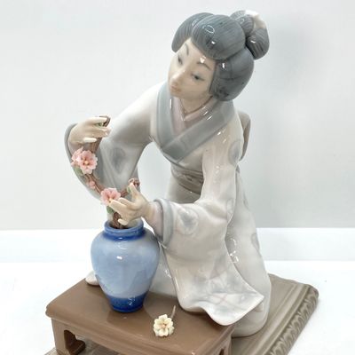LOT 37: Lladro Figurine Japanese Girl Arranging Flowers No. 4840
