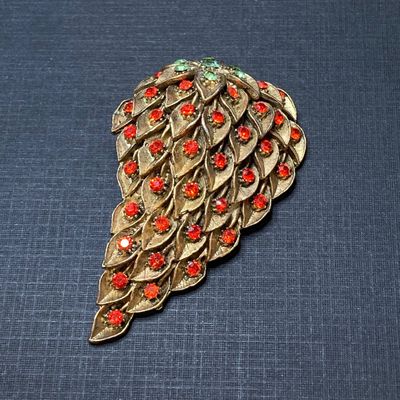 LOT 17: Collection of Vintage Brooches / Pins