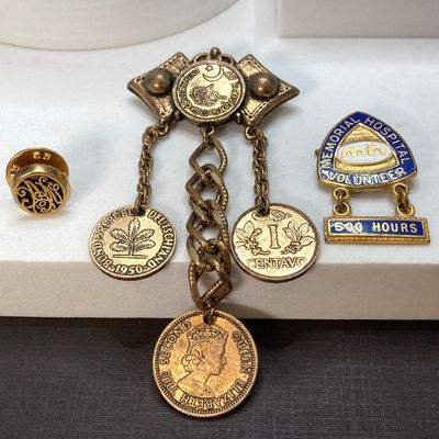 LOT 17: Collection of Vintage Brooches / Pins