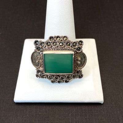 LOT 104: Antique 925 Brooch Pin with Green Stone - 8.2 gtw