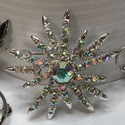 LOT 16: Large Collection of Vintage / MCM Silver Tone Brooches / Pins - Dodds, JJ and More