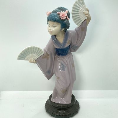 LOT 40: Vintage Lladro "Madame Butterfly" Porcelain Figurine No. 4991