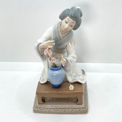 LOT 37: Lladro Figurine Japanese Girl Arranging Flowers No. 4840