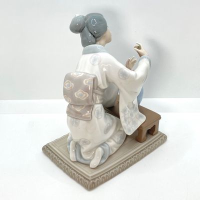 LOT 37: Lladro Figurine Japanese Girl Arranging Flowers No. 4840
