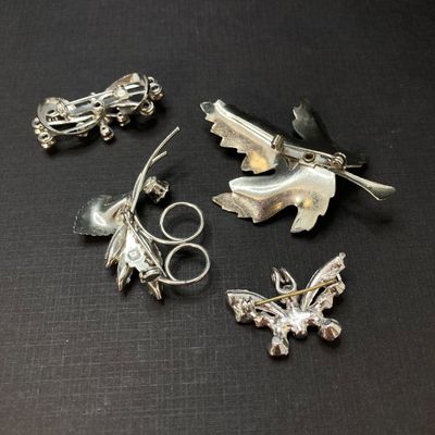 LOT 16: Large Collection of Vintage / MCM Silver Tone Brooches / Pins - Dodds, JJ and More