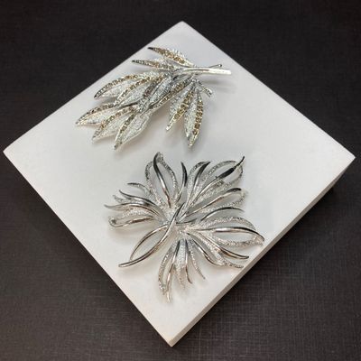 LOT 16: Large Collection of Vintage / MCM Silver Tone Brooches / Pins - Dodds, JJ and More