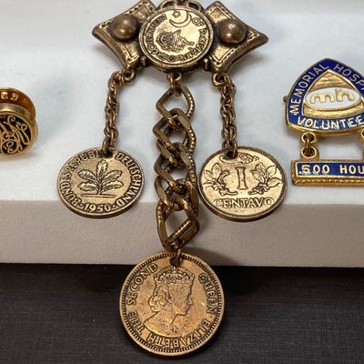 LOT 17: Collection of Vintage Brooches / Pins