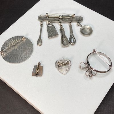 LOT 16: Large Collection of Vintage / MCM Silver Tone Brooches / Pins - Dodds, JJ and More