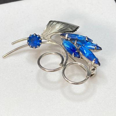 LOT 16: Large Collection of Vintage / MCM Silver Tone Brooches / Pins - Dodds, JJ and More