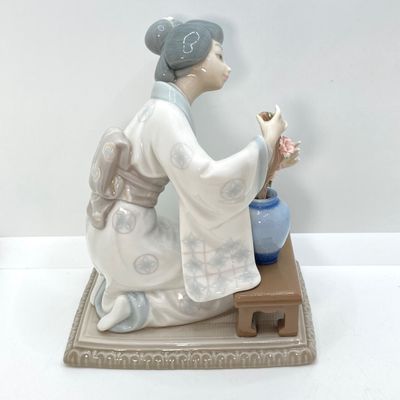 LOT 37: Lladro Figurine Japanese Girl Arranging Flowers No. 4840