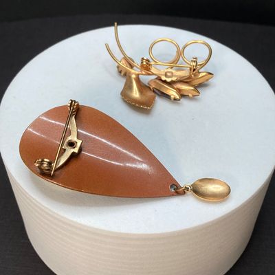 LOT 17: Collection of Vintage Brooches / Pins