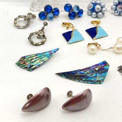 LOT 21: Vintage Clip-on Style Earrings - Richelieu and More