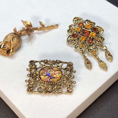 LOT 17: Collection of Vintage Brooches / Pins