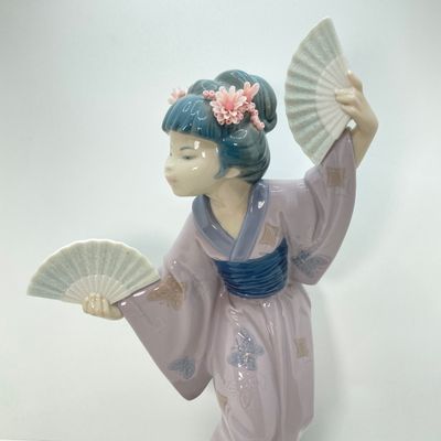 LOT 40: Vintage Lladro "Madame Butterfly" Porcelain Figurine No. 4991